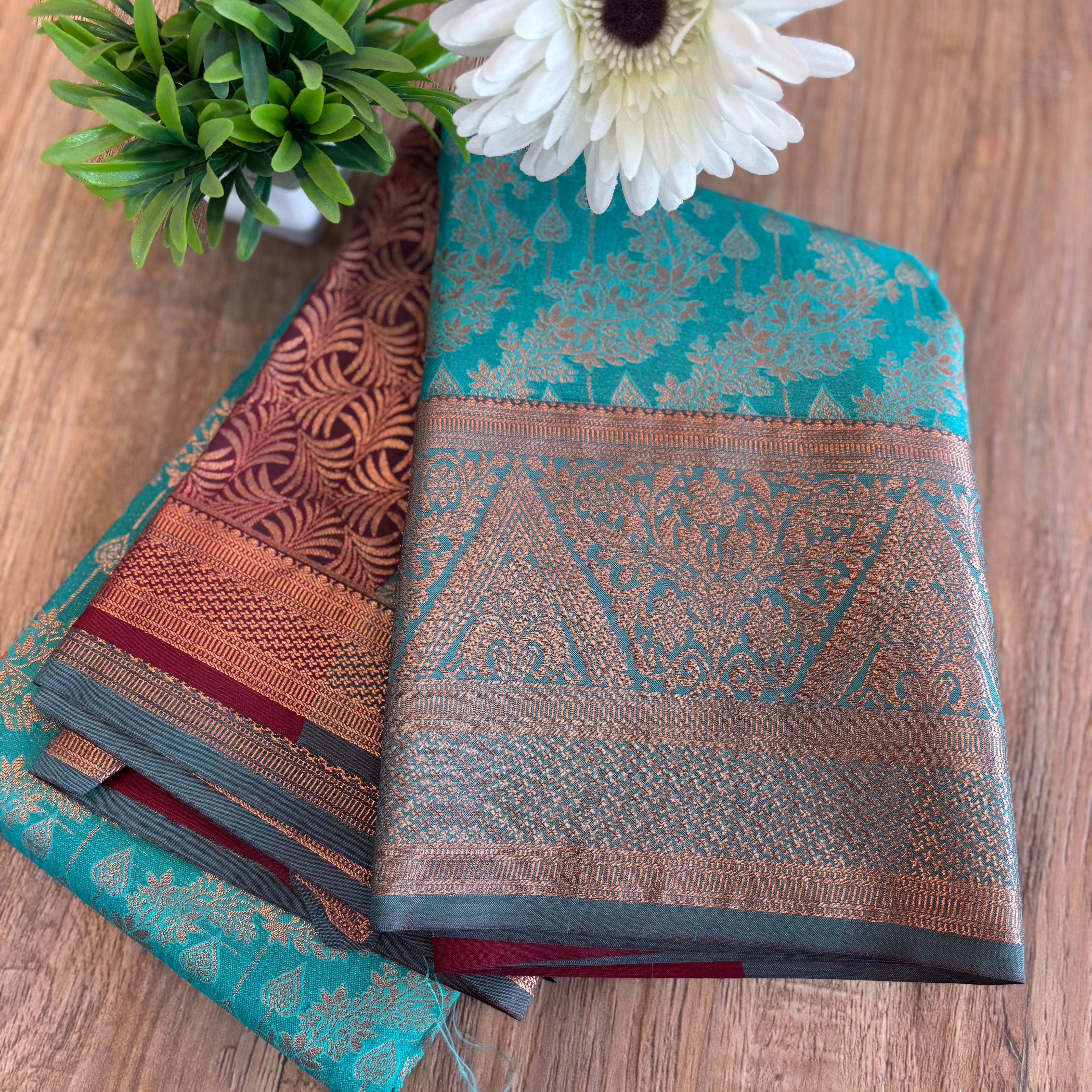 Kanchi vaidehi silk contrasts border with blouse