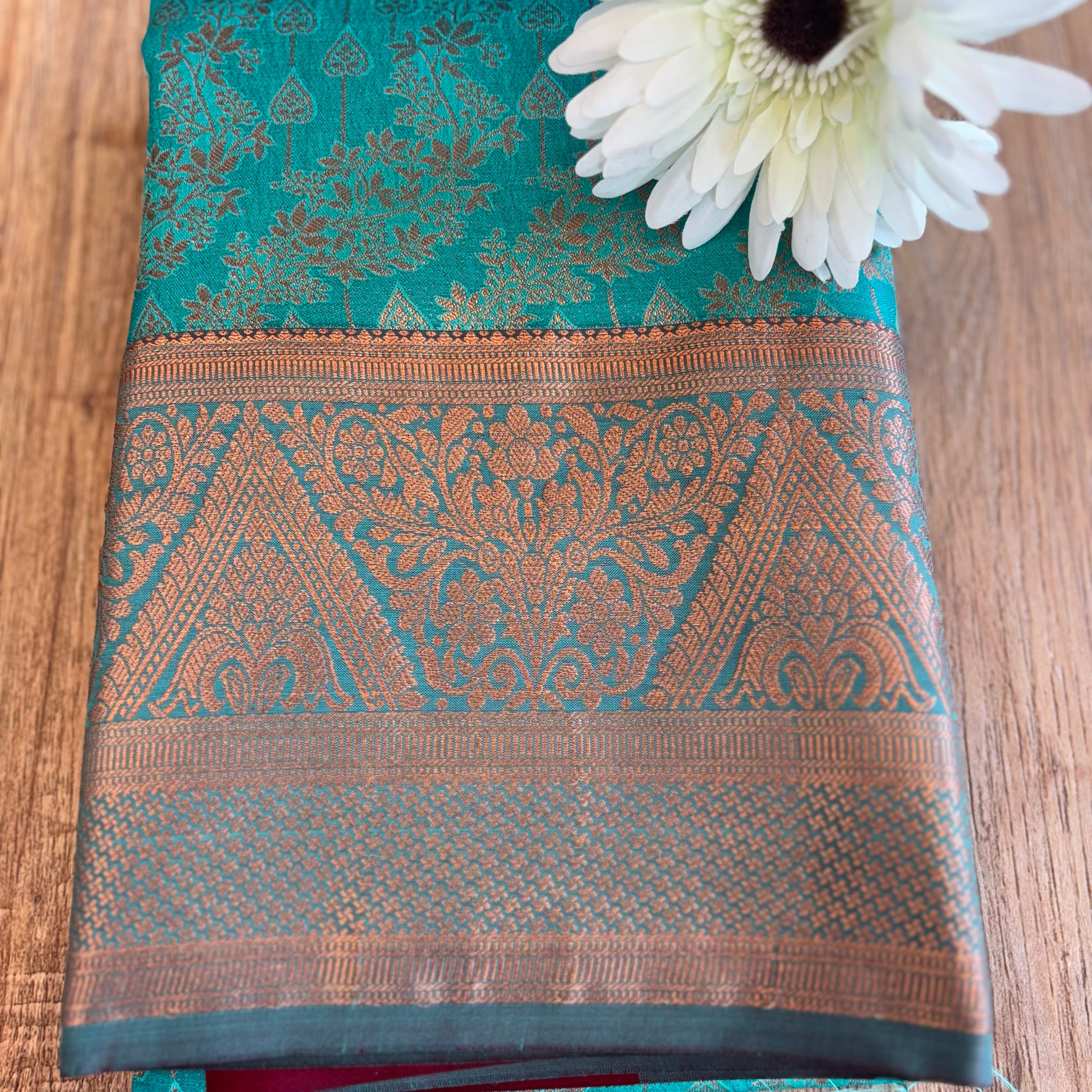 Kanchi vaidehi silk contrasts border with blouse