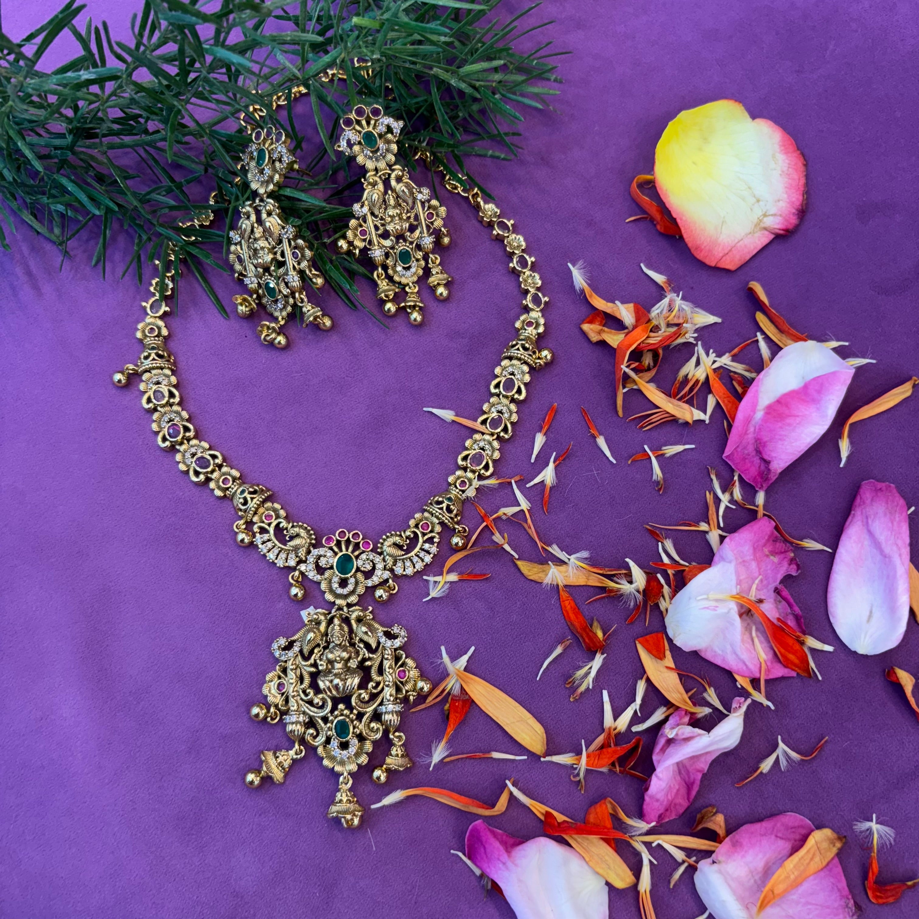 Antique mini neck set