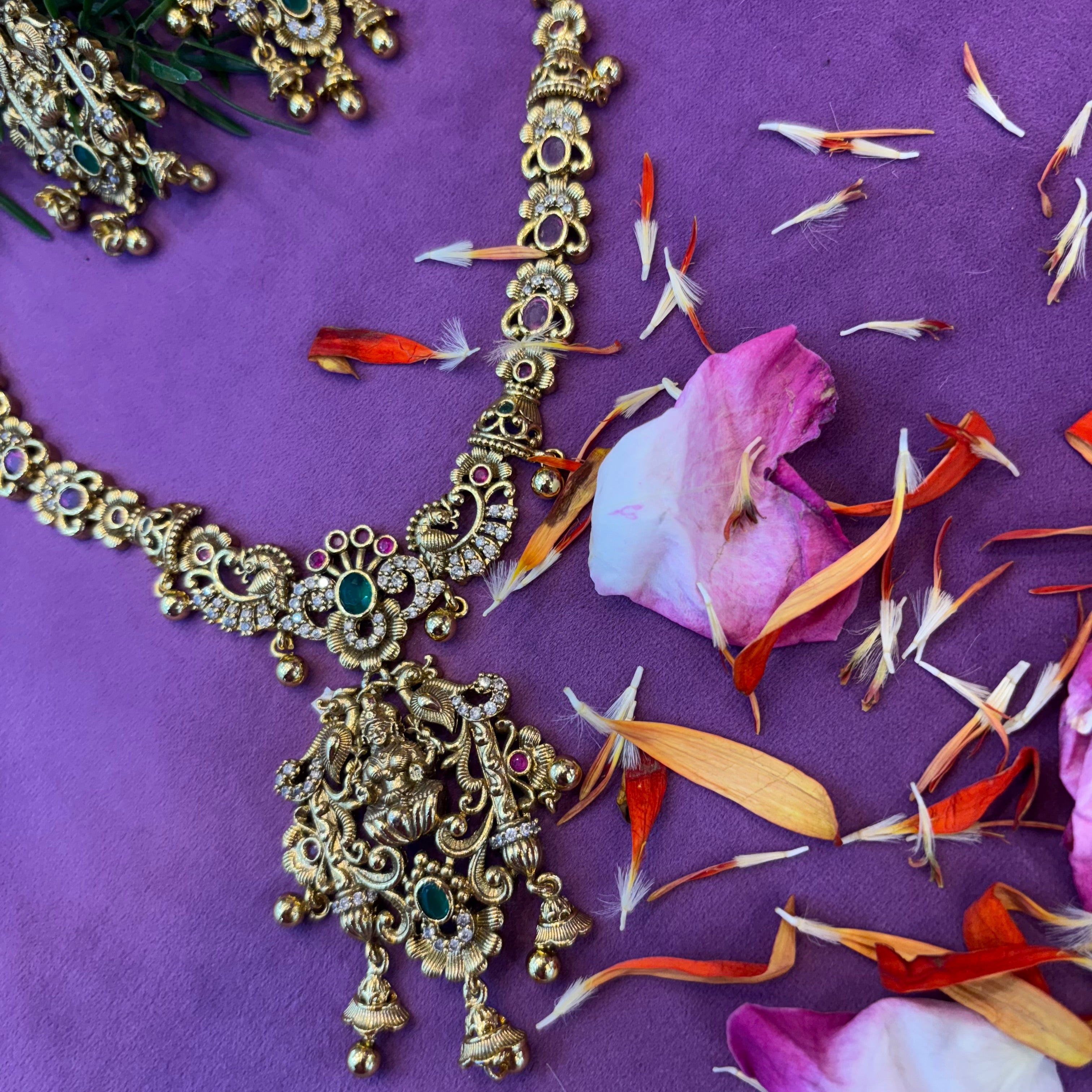 Antique mini neck set