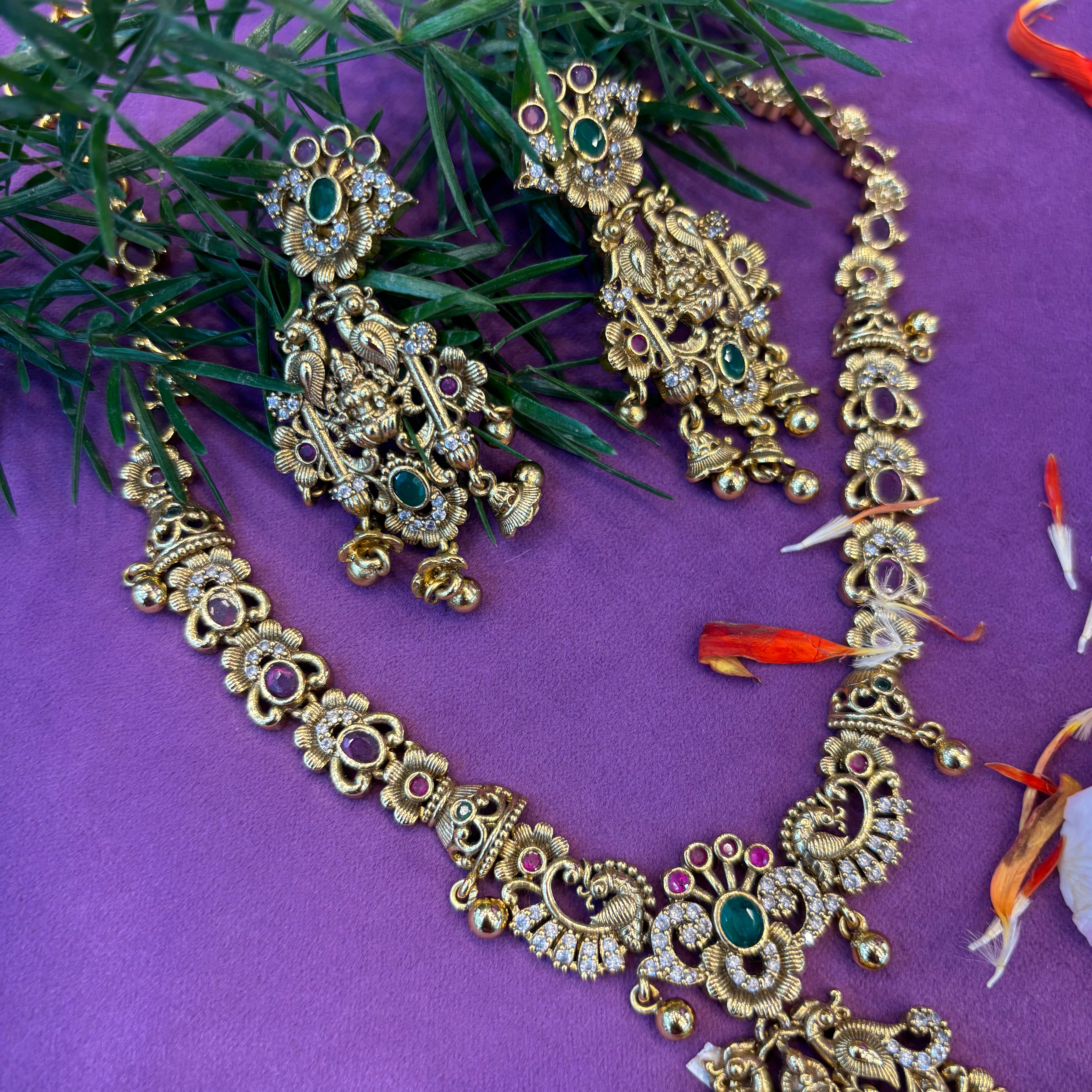 Antique mini neck set