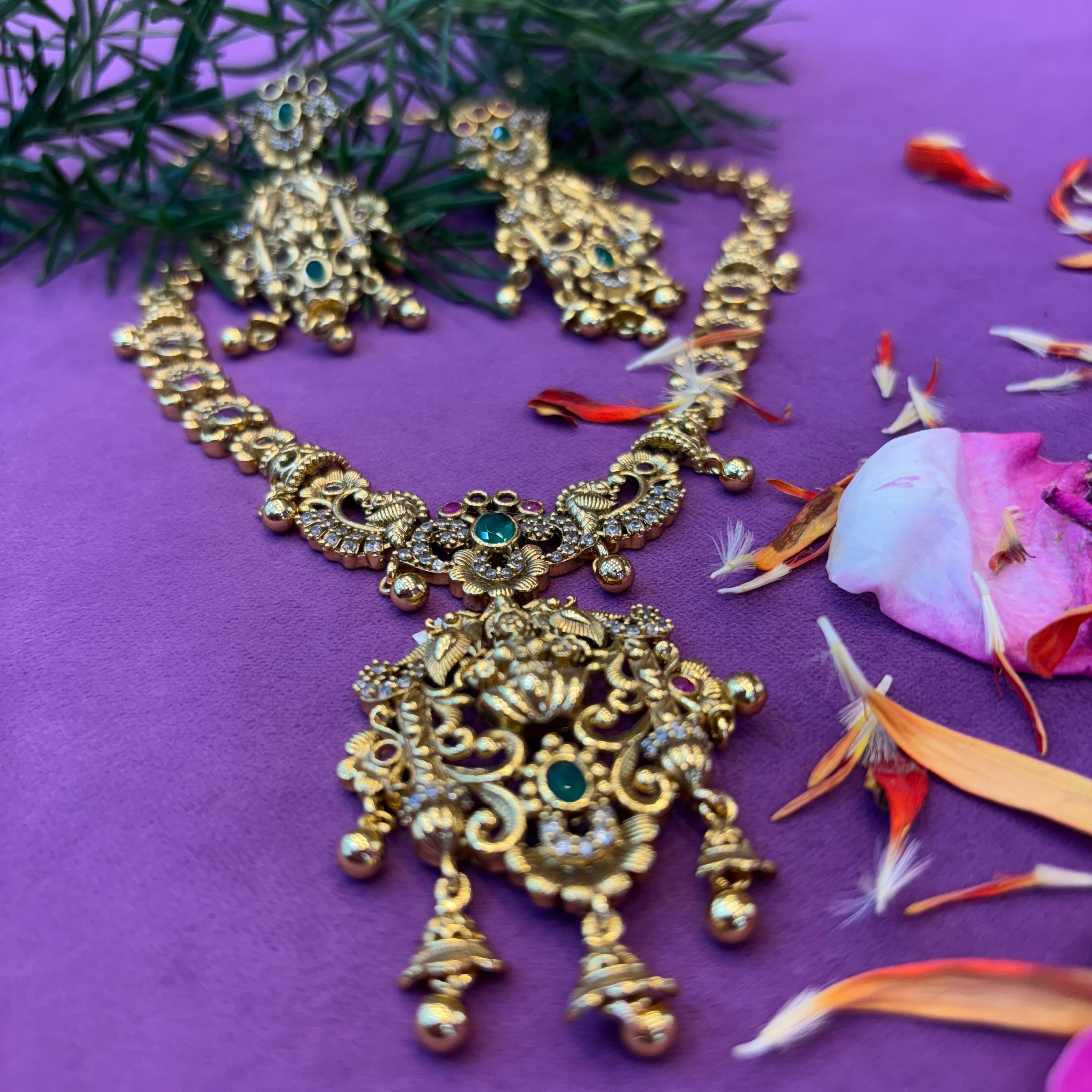 Antique mini neck set