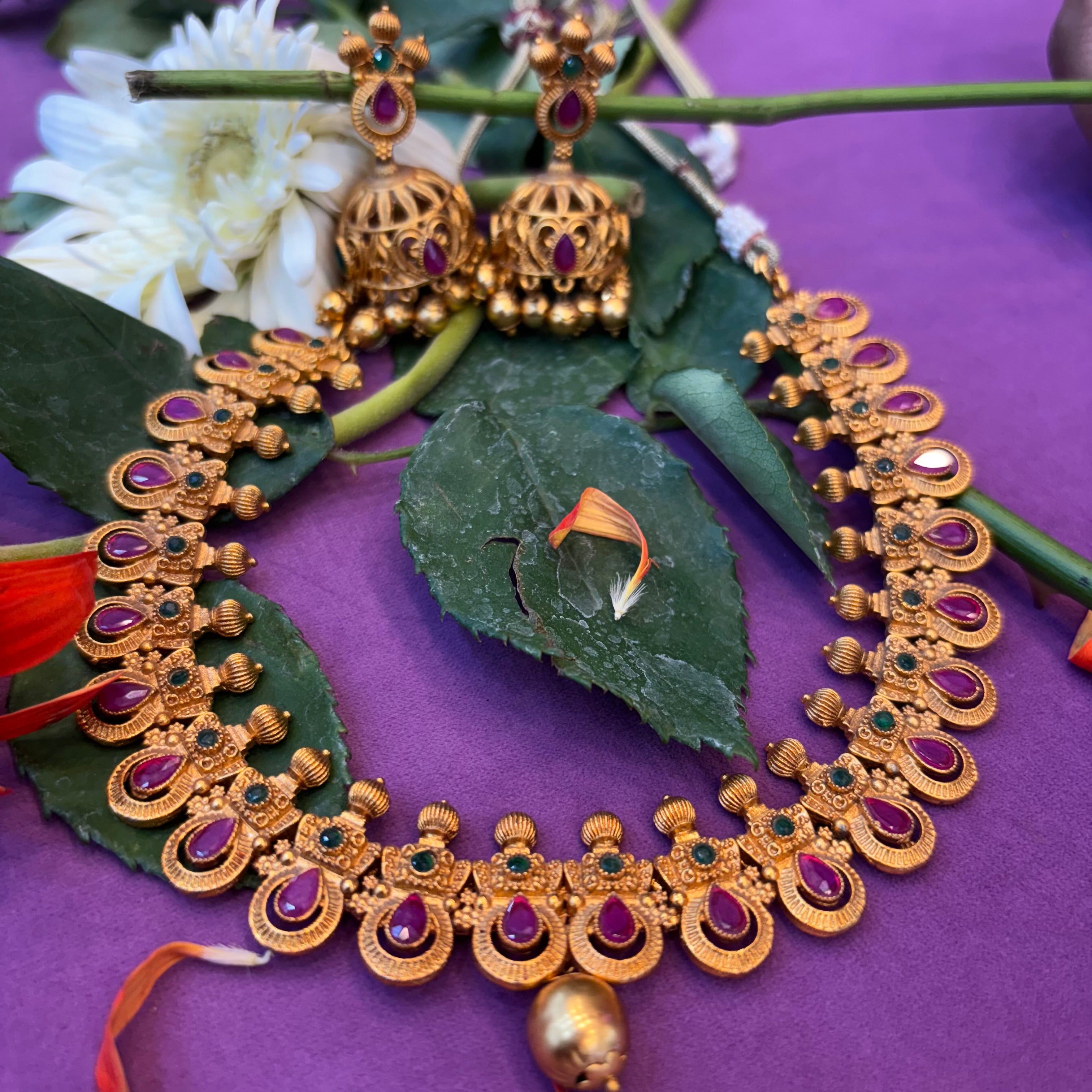 Short neck set with earrings