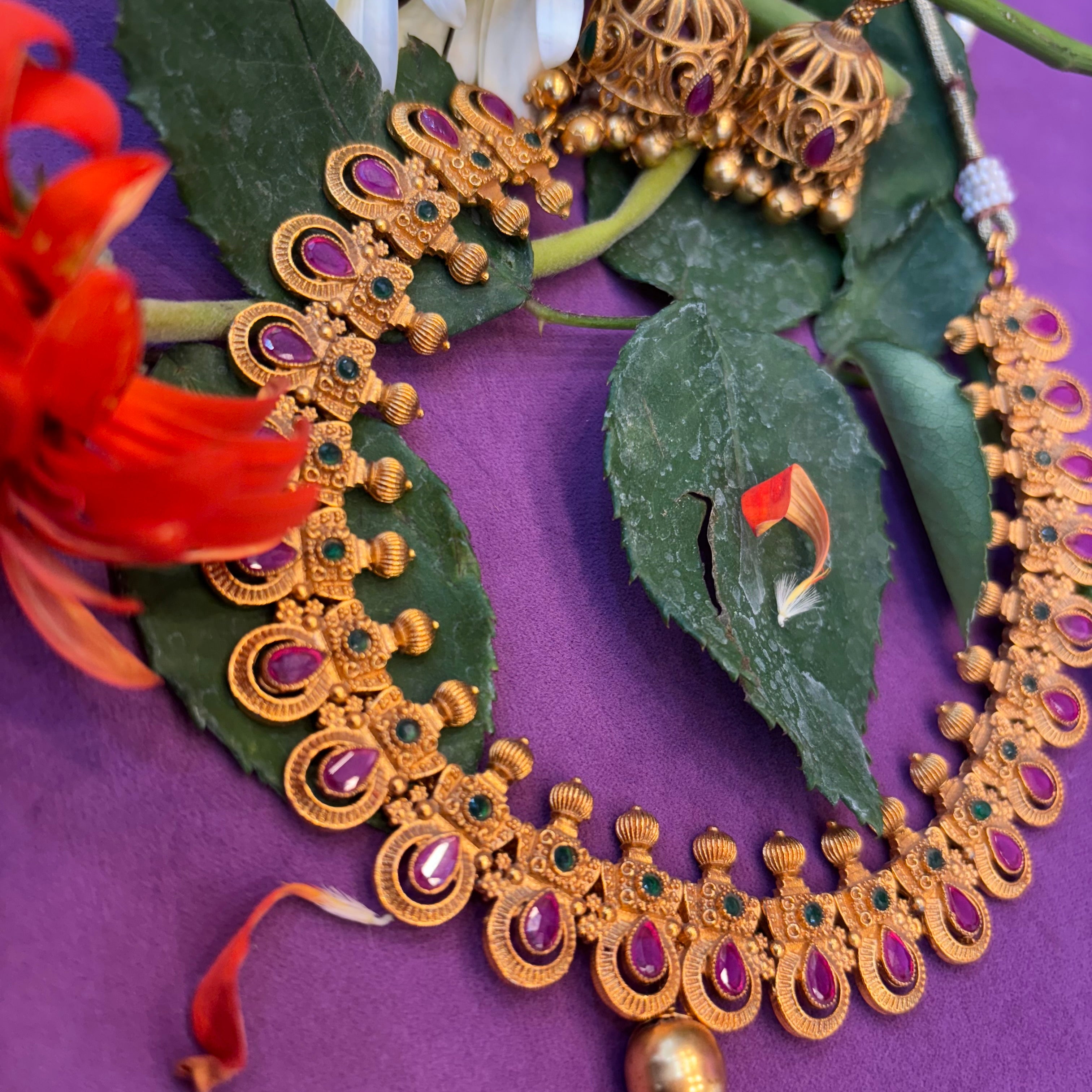 Short neck set with earrings