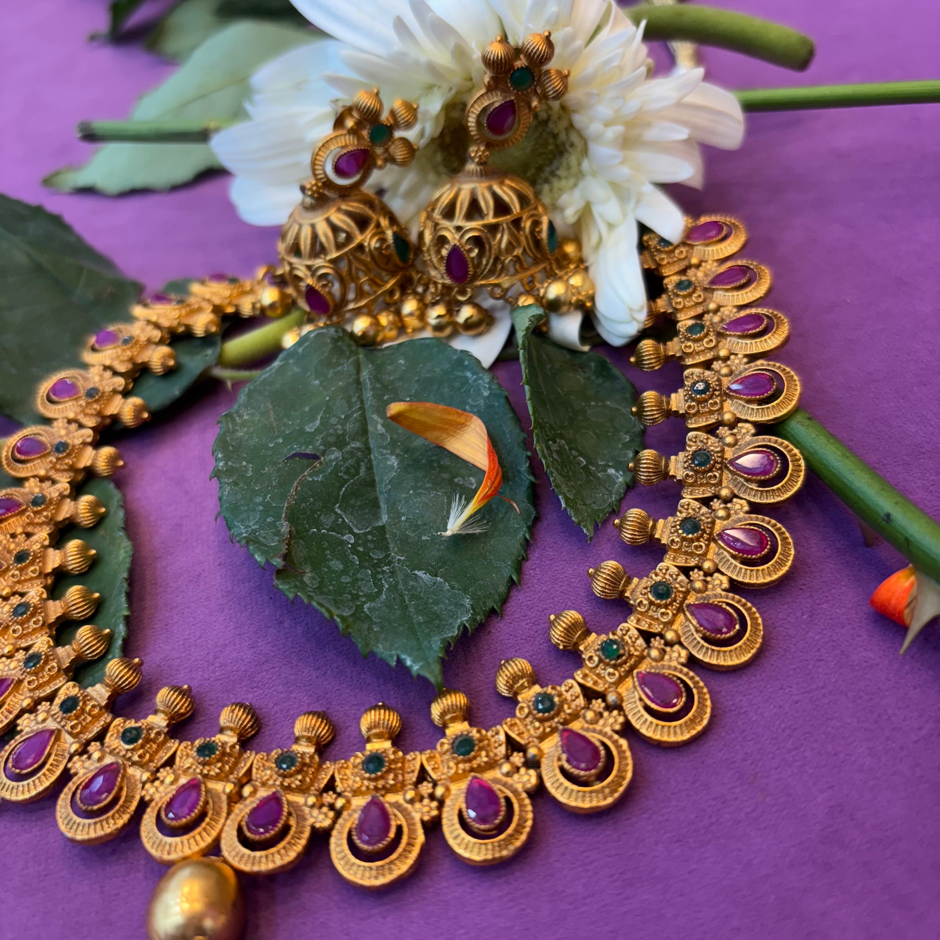 Short neck set with earrings