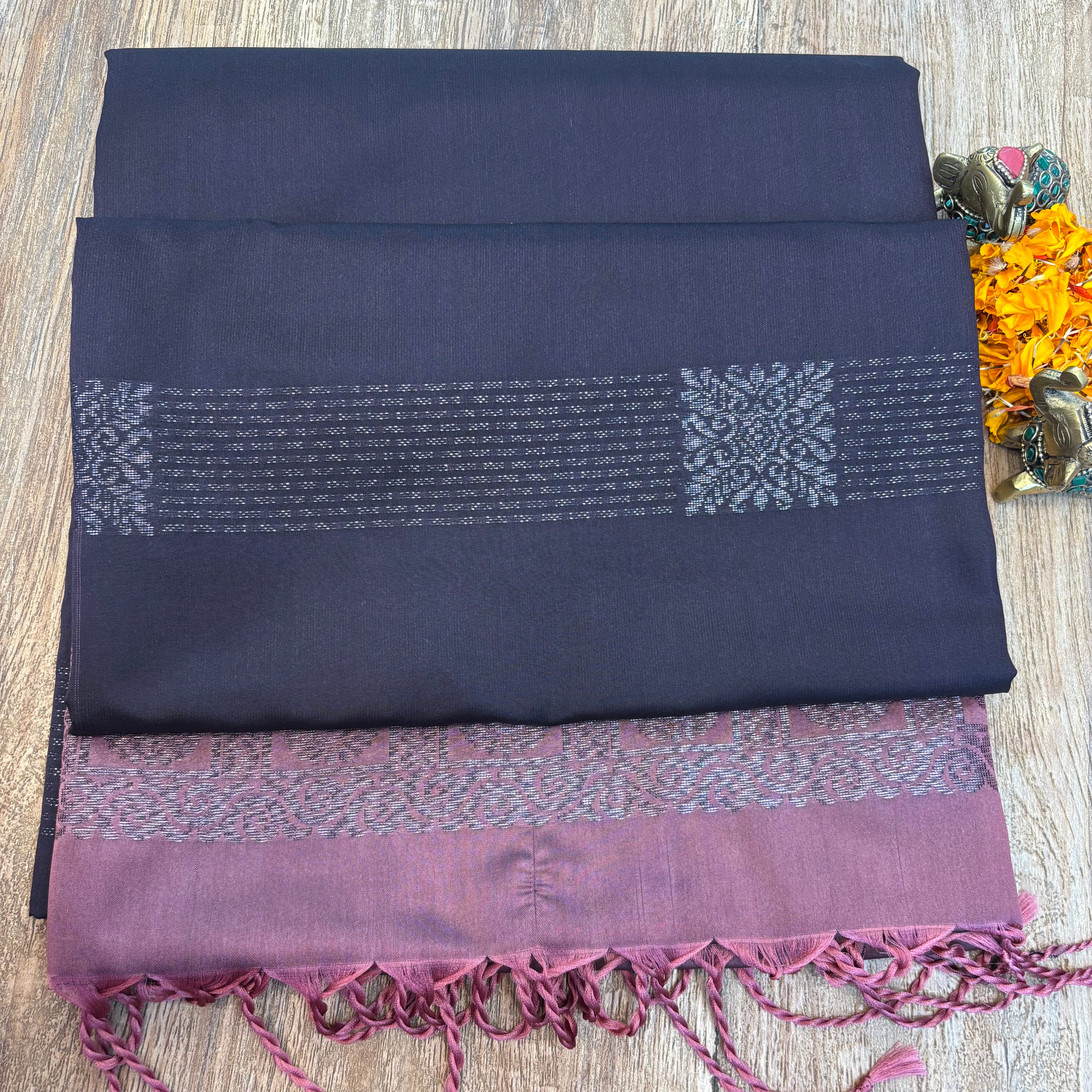 Muskut silk saree with contrast pallu & blouse
