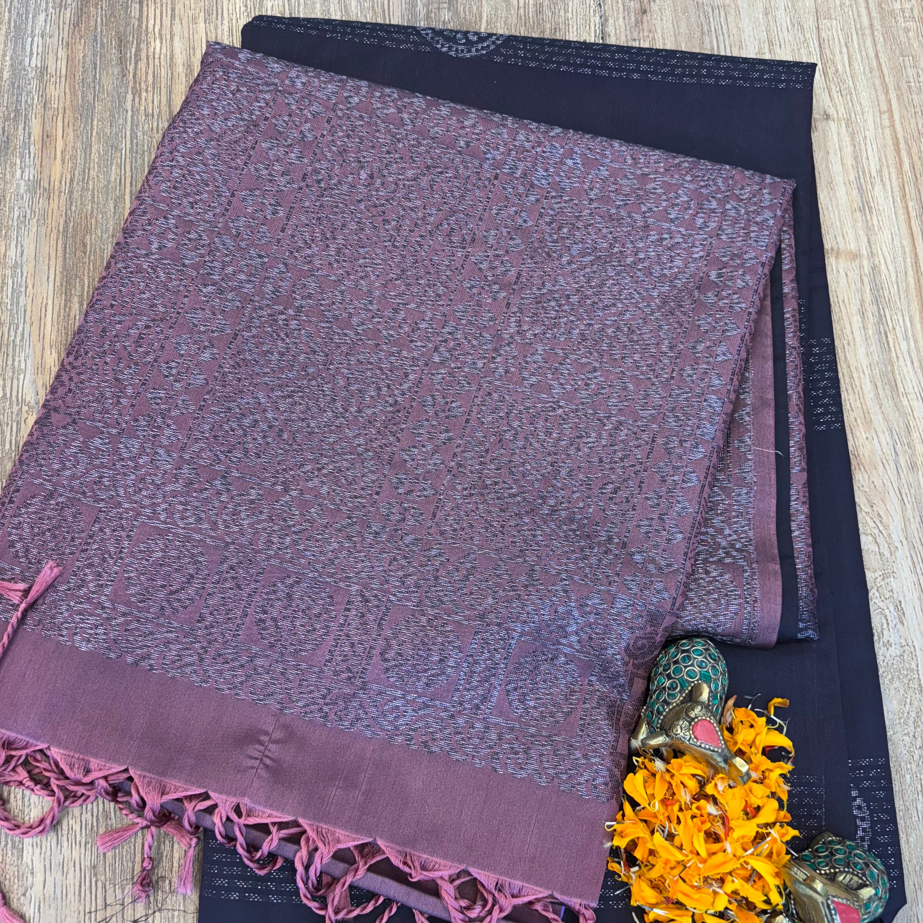 Muskut silk saree with contrast pallu & blouse