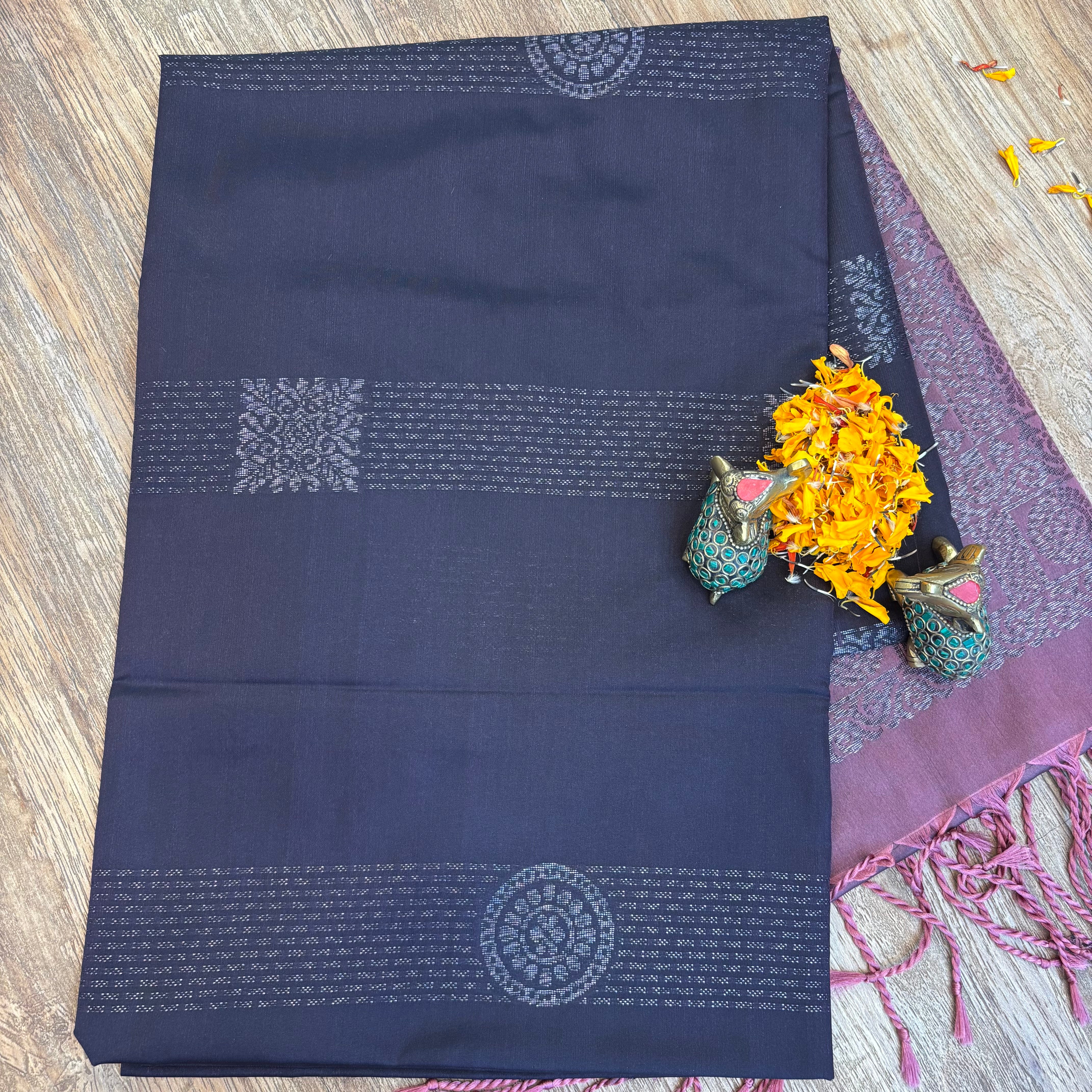 Muskut silk saree with contrast pallu & blouse